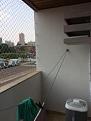 instalar a condensadora na parte inferior do parapeito da sacada sobre um suporte no seria melhor?